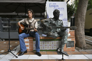 John Juárez, un músico de 15 años, ha protagonizado con su guitarra y su voz el homenaje con el que Almería ha querido celebrar el que hubiese sido el 85 cumpleaños de John Lennon, una efeméride en la que artistas y entusiastas del beatle han recordado la huella que dejó en su carrera las seis semanas que vivió en la ciudad en 1966, tiempo en el que escribió su afamada 'Strawberry Fields Forever', junto a decenas de aficionados y ante la imagen en bronce del músico británico. EFE/Carlos Barba