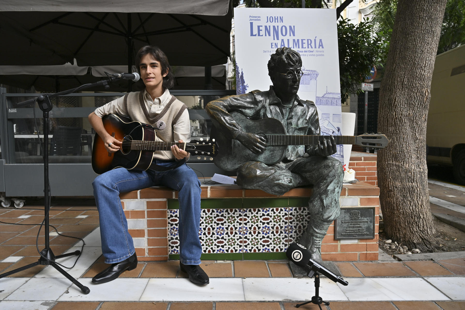John Juárez, un músico de 15 años, ha protagonizado con su guitarra y su voz el homenaje con el que Almería ha querido celebrar el que hubiese sido el 85 cumpleaños de John Lennon, una efeméride en la que artistas y entusiastas del beatle han recordado la huella que dejó en su carrera las seis semanas que vivió en la ciudad en 1966, tiempo en el que escribió su afamada 'Strawberry Fields Forever', junto a decenas de aficionados y ante la imagen en bronce del músico británico. EFE/Carlos Barba