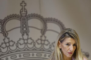 La vicepresidenta segunda del Gobierno y ministra de Trabajo y Economía Social, Yolanda Díaz (centro), comparece antes los medios en València, este viernes. EFE/Ana Escobar