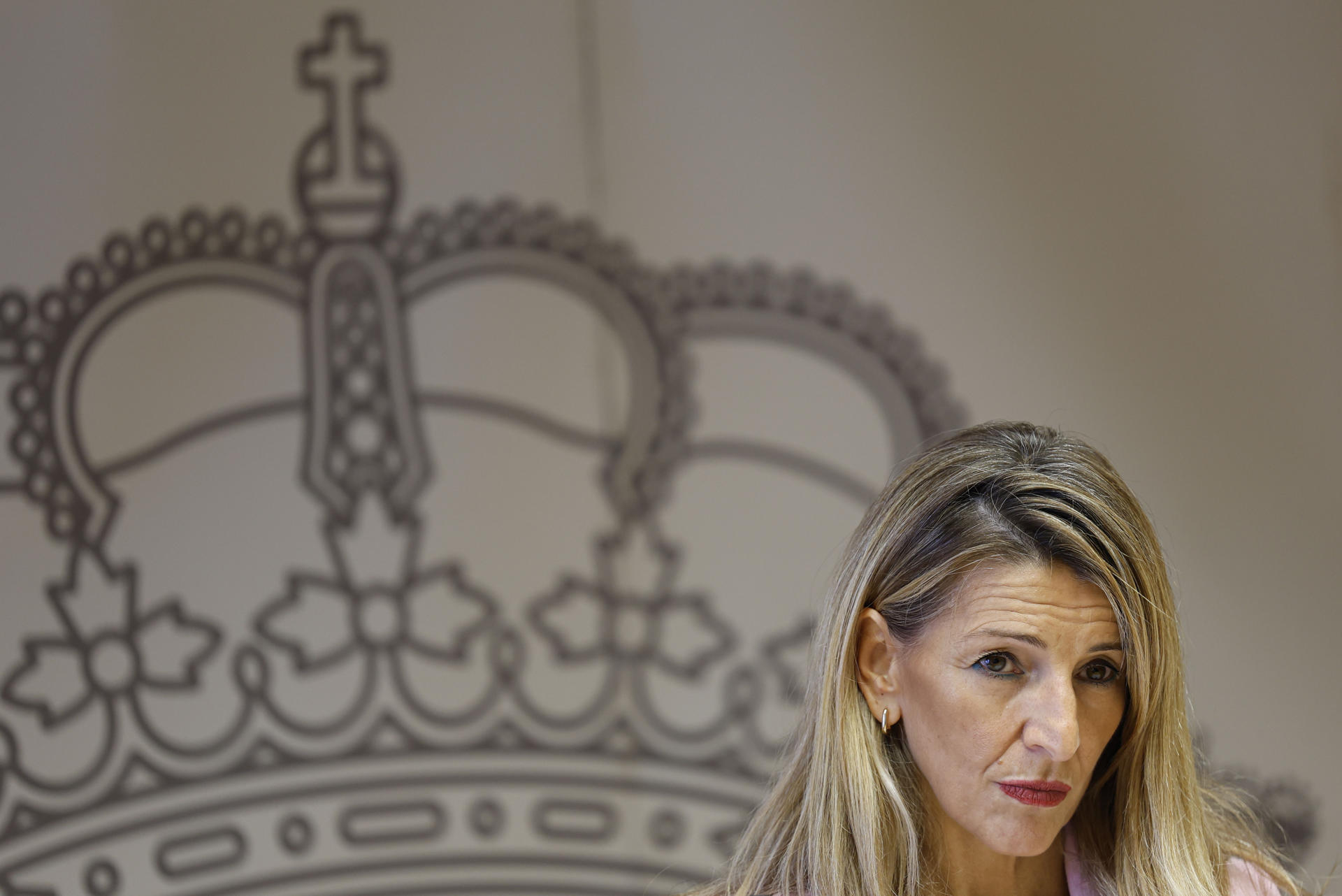 La vicepresidenta segunda del Gobierno y ministra de Trabajo y Economía Social, Yolanda Díaz (centro), comparece antes los medios en València, este viernes. EFE/Ana Escobar
