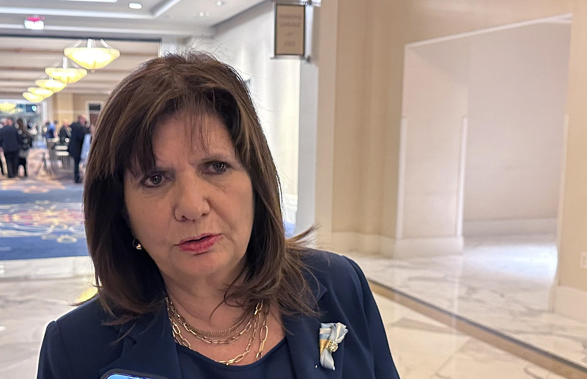 Fotografía de archivo de la ministra de Seguridad de Argentina, Patricia Bullrich, durante una entrevista con EFE, en National Harbor (Maryland, EE.UU.). EFE/Octavio Guzmán
