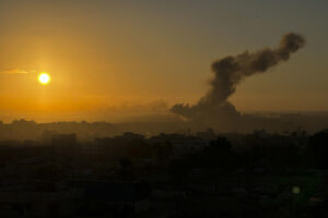 Bombardeo israelí en Gaza el 7 de octubre de 2025. EFE/ Ahmad Awad