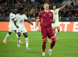 El ucraniano Artem Dovbyk falla un penalti este jueves durante el partido ante el Lille. EFE/EPA/ETTORE FERRARI