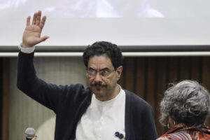 El precandidato a la presidencia de Colombia Iván Cepeda saluda durante el acto de adhesión de varios políticos a su campaña este jueves, en Bogotá (Colombia). EFE/ Carlos Ortega
