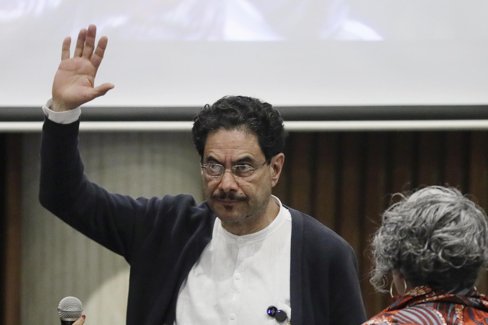 El precandidato a la presidencia de Colombia Iván Cepeda saluda durante el acto de adhesión de varios políticos a su campaña este jueves, en Bogotá (Colombia). EFE/ Carlos Ortega