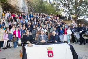 El secretario general del PSOE de Castilla y León, Carlos Martínez (c), participa en la recreación del homenaje que Soria rindió a Antonio Machado el 5 de octubre de 1932 en la Ermita de San Saturio, cuando el poeta fue nombrado hijo adoptivo. EFE/Wifredo García