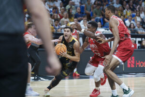 -El escolta del La Laguna Tenerife, Jaime Fernández (c) ante varios jugadores del Baxi Manresa, durante el partido de la jornada 1 de la Liga Endesa que se celebró en el pabellón Santiago Martín de La Laguna (Tenerife).- EFE/Ramón de la Rocha