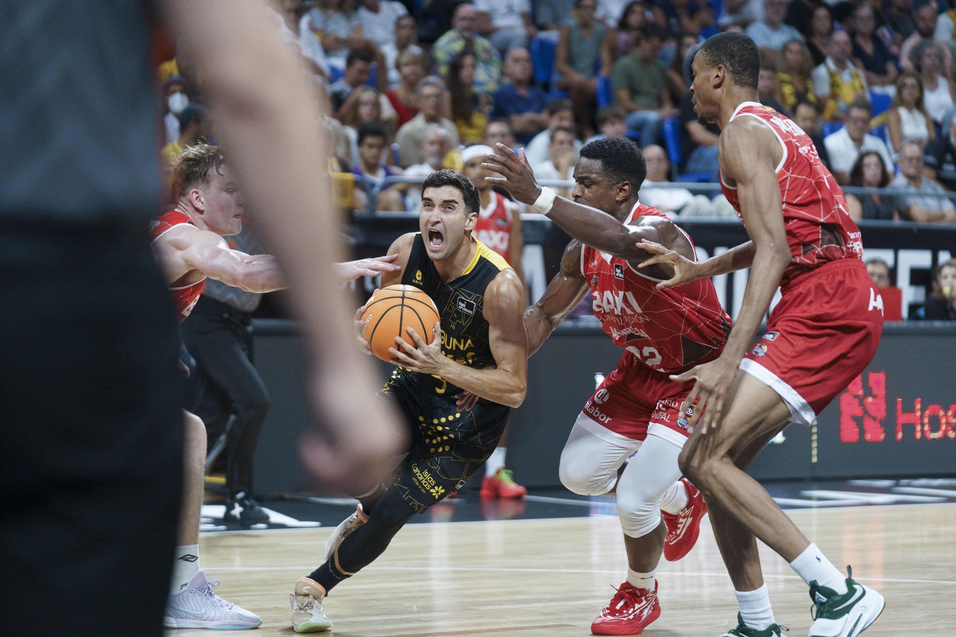 -El escolta del La Laguna Tenerife, Jaime Fernández (c) ante varios jugadores del Baxi Manresa, durante el partido de la jornada 1 de la Liga Endesa que se celebró en el pabellón Santiago Martín de La Laguna (Tenerife).- EFE/Ramón de la Rocha