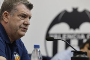 Ron Gourlay, CEO del Valencia CF, este lunes durante la rueda de prensa en el Media Center de la Ciutat Esportiva de Paterna. EFE/ Kai Forsterling