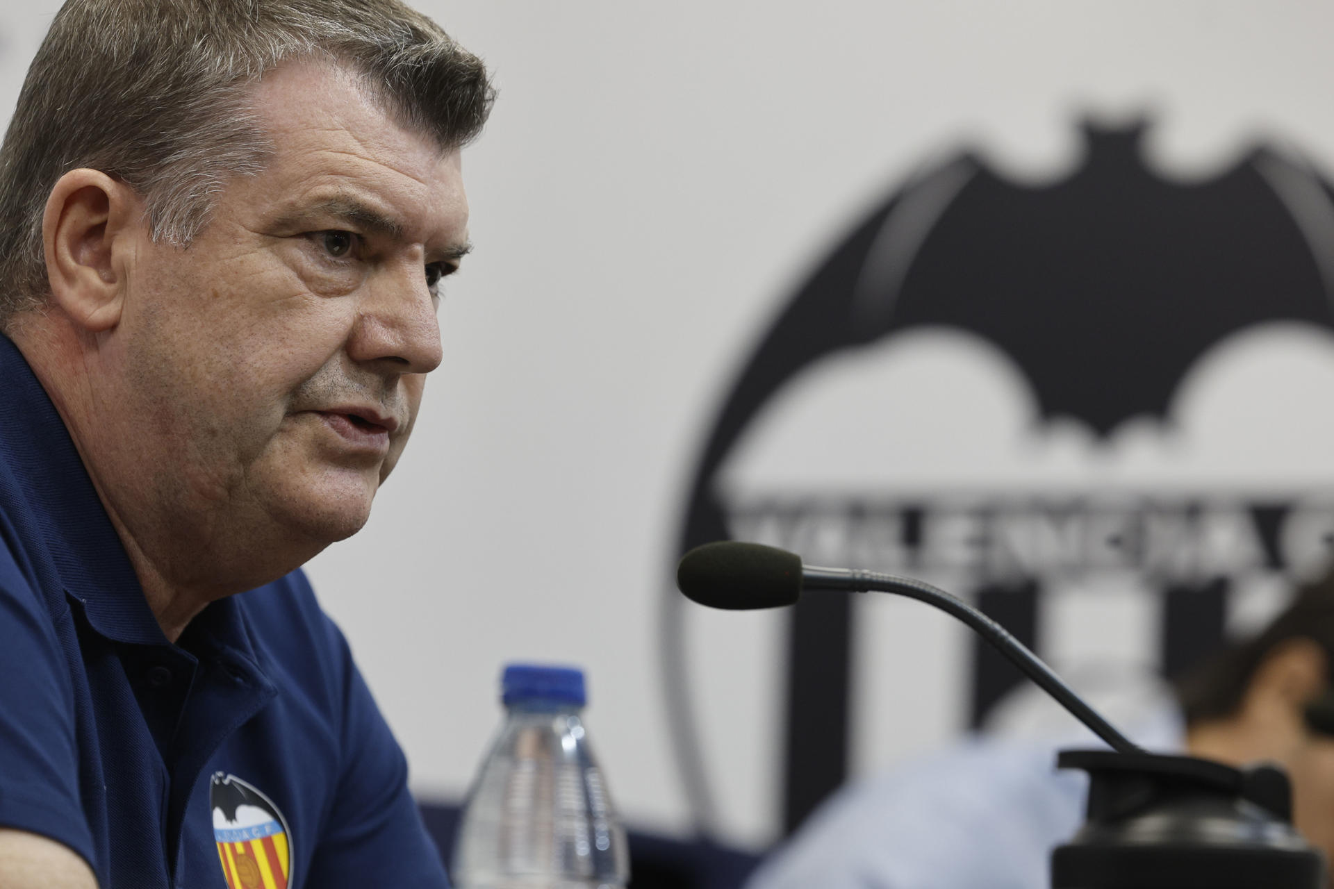 Ron Gourlay, CEO del Valencia CF, este lunes durante la rueda de prensa en el Media Center de la Ciutat Esportiva de Paterna. EFE/ Kai Forsterling