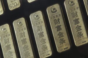 Varios lingotes de oro expuestos en una tienda de Pekín (China). EFE/How Hwee Young