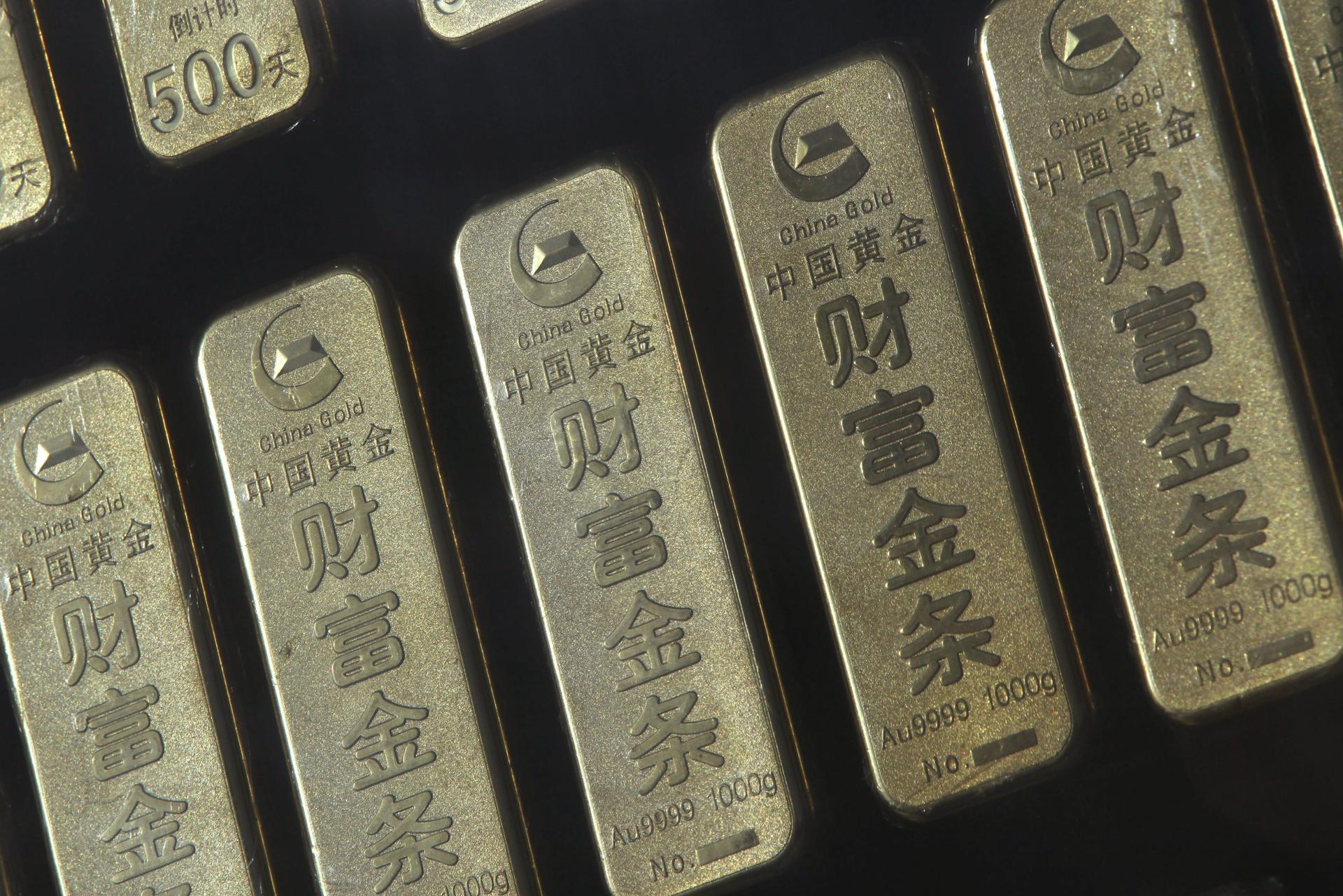 Varios lingotes de oro expuestos en una tienda de Pekín (China). EFE/How Hwee Young