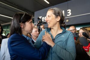 La MEP Annalisa Corrado (L) del Partido Demócrata es recibida por la líder del Partido Demócrata Elly Schlein a su llegada al aeropuerto de Fiumicino, junto con otros parlamentarios italianos que formaron parte de la Flotilla Global Sumud (GSF) y fueron liberados por las autoridades israelíes después de que interceptaran los buques de la GSF con destino a Gaza, en Fiumicino (Roma), Italia, 03 de octubre de 2025. La GSF es una iniciativa marítima internacional con representantes de más de 40 países que comenzó a navegar en agosto de 2025 con rumbo a la Franja de Gaza, con el objetivo de romper el bloqueo israelí y entregar ayuda humanitaria a Gaza. (Italia, Roma) EFE/EPA/TELENEWS