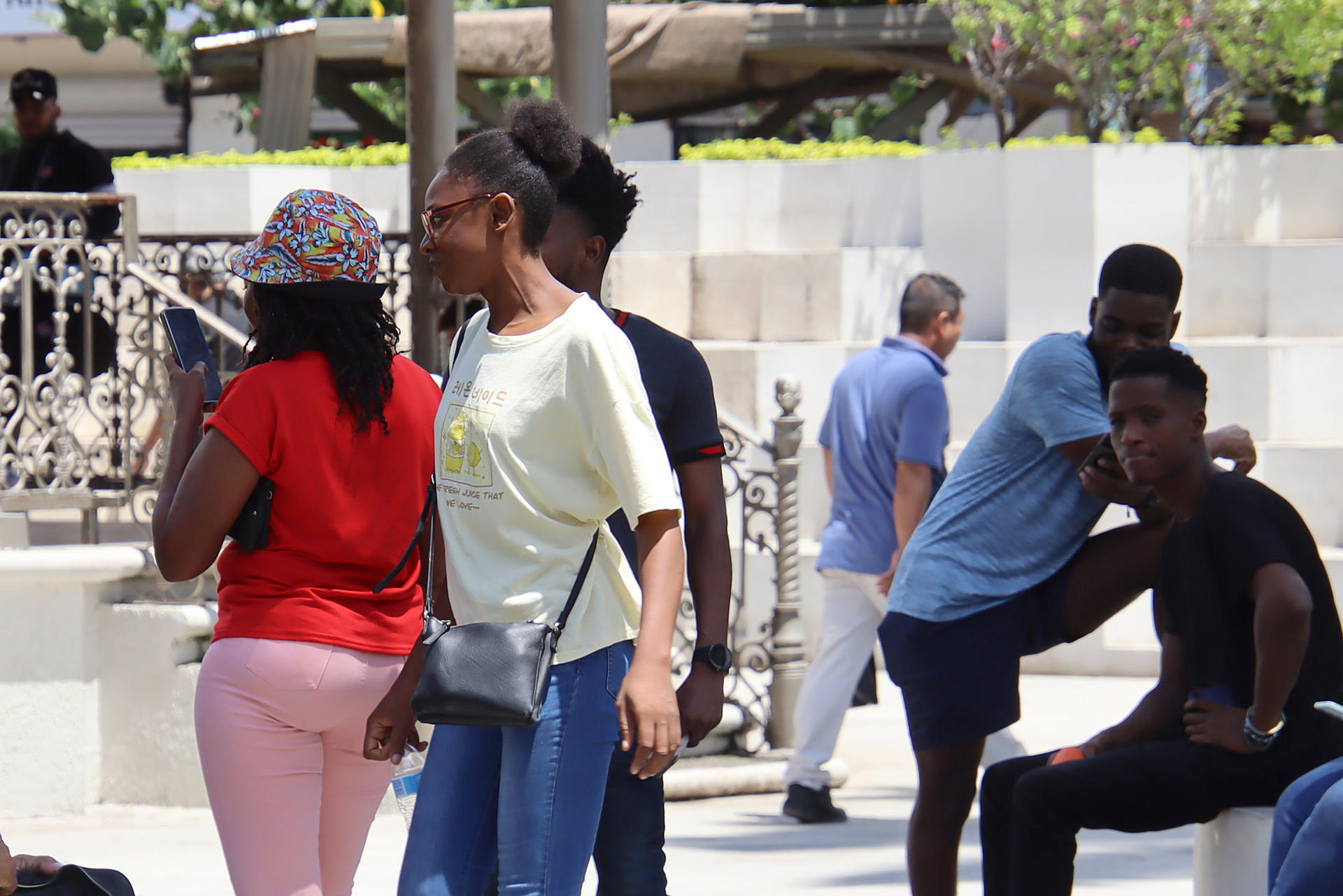 Personas permanecen en una plaza pública este jueves, en Tapachula (México). EFE/Juan Manuel Blanco