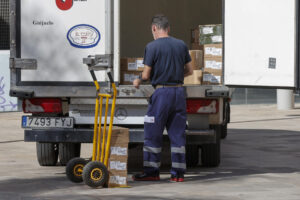 Un repartidor delante de su camión en una calle de Valencia. EFE/Manuel Bruque