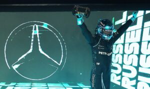 El inglés George Russell (Mercedes) en el Gran Premio de Singapur, el decimoctavo del Mundial de Fórmula Uno. EFE/EPA/FAZRY ISMAIL
