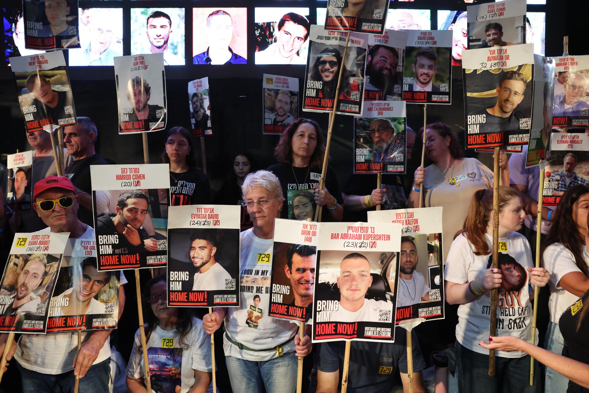 Familiares de los rehenes israelíes retenidos por Hamás en Gaza durante una protesta para pedir la detención de la guerra y su liberación frente a la sede militar de Kirya en Tel Aviv, Israel, el 4 de octubre de 2025. EFE/EPA/ABIR SULTAN