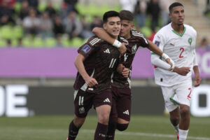 Gilberto Mora (i), la figura de la selección de México en el Mundial Sub-20 de Chile. EFE/Adriana Thomasa