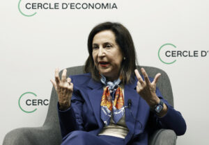 La ministra de Defensa, Margarita Robles, durante su participación este miércoles en un diálogo sobre la política de Defensa en el Cercle d'Economia de Barcelona, donde ha pedido "responsabilidad" a la Global Sumud Flotilla (GSF), que lleva alimentos y medicamentos a Gaza, ya que si entran en la zona de exclusión definida por Israel "pueden poner en riesgo la vida de muchas personas". EFE/Andreu Dalmau