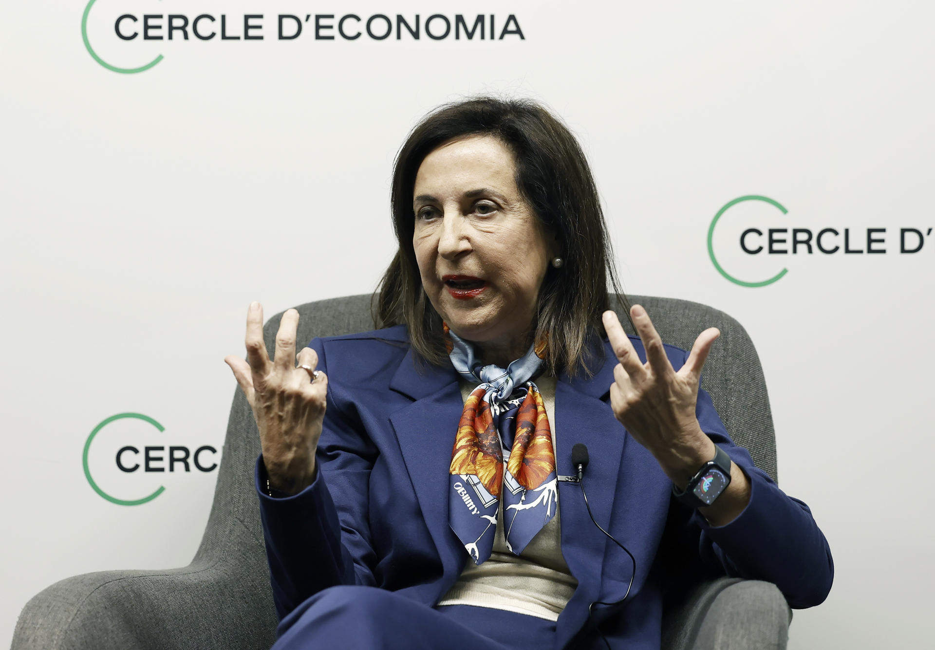 La ministra de Defensa, Margarita Robles, durante su participación este miércoles en un diálogo sobre la política de Defensa en el Cercle d'Economia de Barcelona, donde ha pedido "responsabilidad" a la Global Sumud Flotilla (GSF), que lleva alimentos y medicamentos a Gaza, ya que si entran en la zona de exclusión definida por Israel "pueden poner en riesgo la vida de muchas personas". EFE/Andreu Dalmau