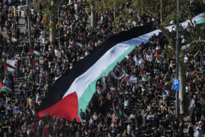 Manifestación convocada por más de 600 entidades y sindicatos en apoyo a Palestina y contra el "genocidio" de Israel, este sábado, en Barcelona. EFE/ Enric Fontcuberta