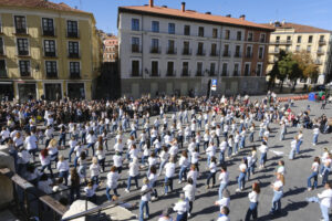 Cerca de 200 personas participan en un 'flashmob' en el entorno de la Catedral de Valladolid para recordar a la actriz y cantante vallisoletana, Concha Velasco, con motivo del 60 aniversario del lanzamiento de 'La chica yeyé'. EFE/Fernando Sanz