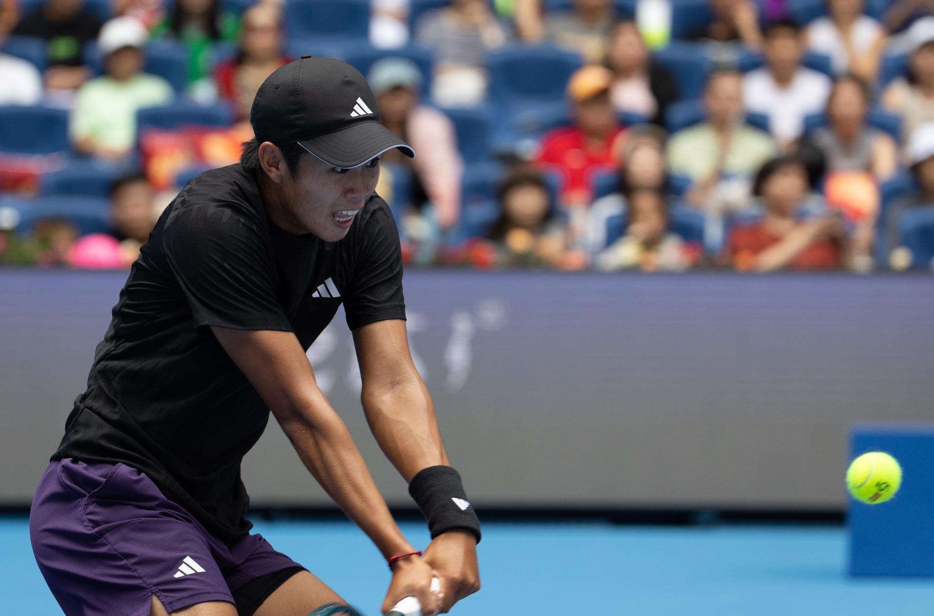 El jugador estadounidense Learner Tien en acción contra Jannik Sinner de Italia durante la final de individuales masculinos del Abierto de China. EFE/EPA/JESSICA LEE
