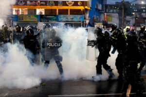 Fotografía del 30 de septiembre de 2025 que muestra a policías que se enfrentan con manifestantes durante una protesta contra el presidente de Ecuador, Daniel Noboa, en Quito (Ecuador). EFE/ José Jácome