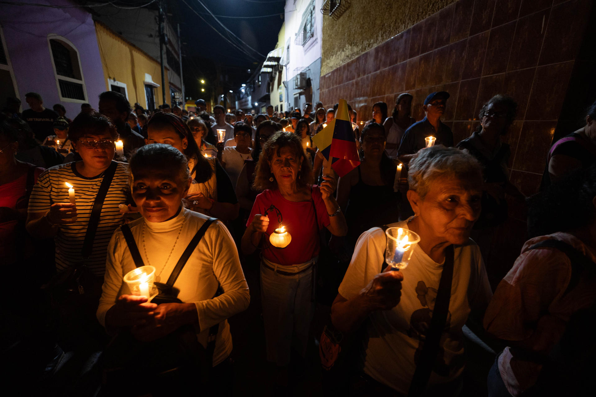 Personas participan en una procesión en honor al médico José Gregorio Hernández este sábado, en Caracas (Venezuela). EFE/ Ronald Peña R
