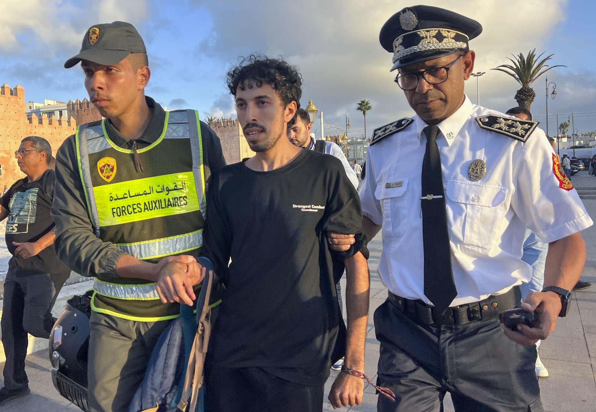 Las manifestaciones sociales juveniles que estallaron el pasado sábado en Marruecos derivaron en disturbios en varias ciudades, como Agadir, Uxda y Beni Mellal, causando heridos y pérdidas materiales, después de coordinarse vía plataformas de videojuegos e inspirarse en las revueltas de la generación Z. En la imagen, servicios de seguridad marroquíes (algunos en paisano) impiden el pasado lunes la organización de una manifestación del grupo GENZ212, y practicaron varias detenciones, en la plaza céntrica de Bab el Had y en sus cercanías. EFE/ Mohamed Siali