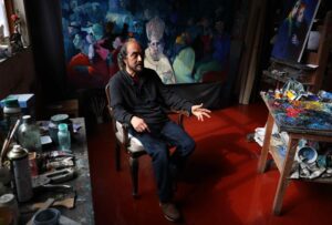 El pintor peruano Alfredo Alcalde habla durante una entrevista con EFE este lunes, en Lima (Perú). Alcalde, pintor peruano, expresionista y monumental, alista su nueva propuesta: Visiones para meditar, una interpretación de gran formato sobre la sociedad y la condición humana construida sobre la metáfora, la ironía y el simbolismo, que expondrá en la Fundación Sebastián, en Ciudad de México. EFE/ Paolo Aguilar