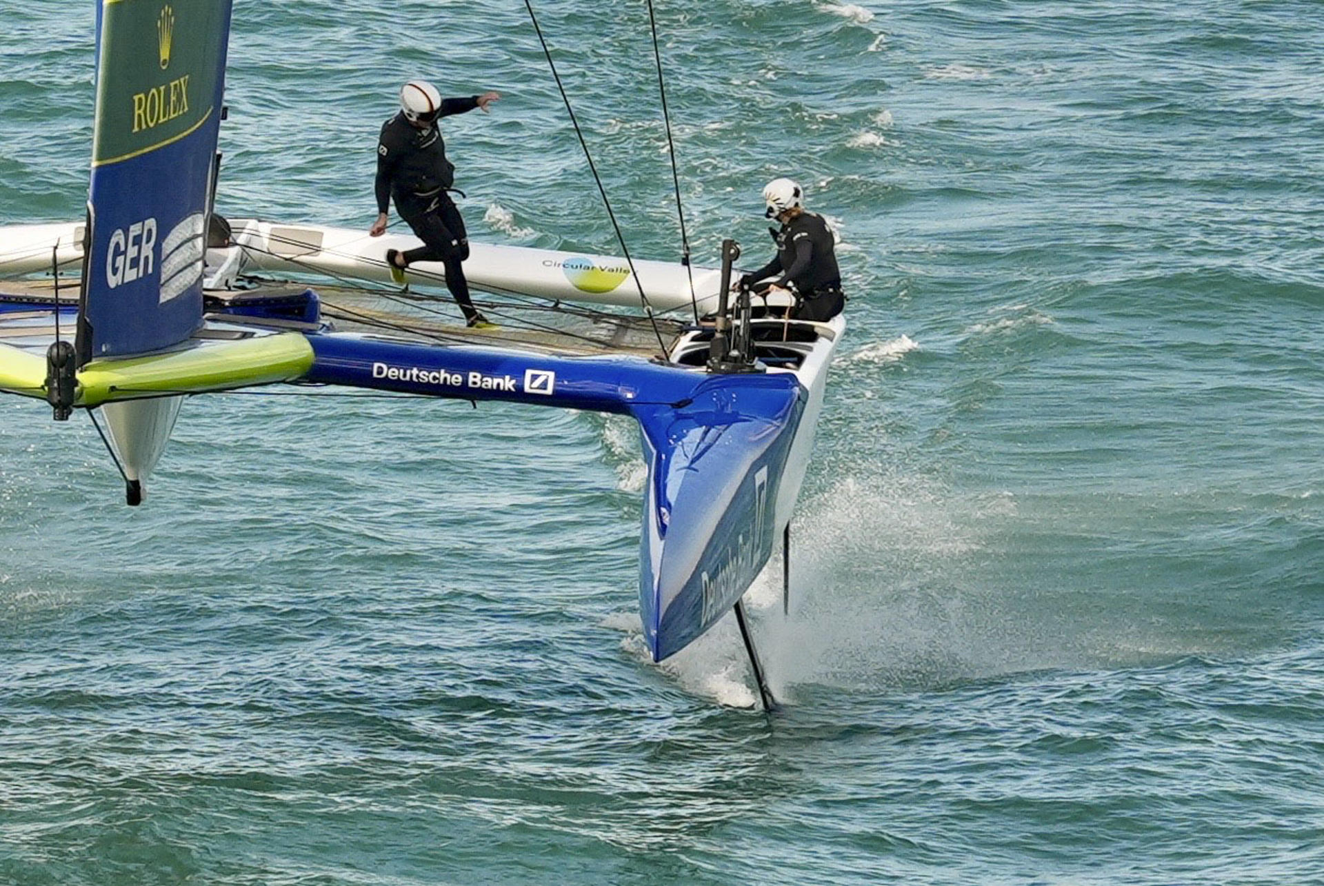 Vista del desarrollo del segundo día de carrera de la competición World Spain Sail Grand Prix/Andalucía-Cádiz, que se ha celebrado este domingo en la capital gaditana y que durante este fin de semana ha atraído a la ciudad a algo más de cien mil personas.-EFE/ Roman Ríos

