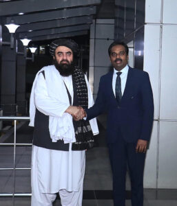 Fotografía tomada de la cuenta oficial @MEAIndia de la red social X, del Ministerio de Asuntos Exteriores de la India, en la que un representante de la cancillería india saluda al ministro de Asuntos Exteriores de Afganistán, Amir Khan Muttaqi (i) este jueves, en Nueva Delhi (India). Amir Khan Muttaqi, llegó a Nueva Delhi, en la primera visita de un alto cargo talibán a la India desde la vuelta al poder de los fundamentalistas en Kabul en agosto de 2021. EFE/ @MEAIndia /SOLO USO EDITORIAL/ NO VENTAS/ SOLO DISPONIBLE PARA ILUSTRAR LA NOTICIA QUE ACOMPAÑA (CRÉDITO OBLIGATORIO)