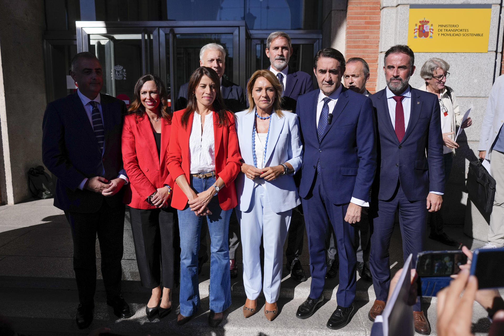 Foto de familia de los consejeros asistentes a la Conferencia Sectorial convocada por la ministra de Vivienda y Agenda Urbana, Isabel Rodríguez, para abordar cuestiones relativas al nuevo Plan Estatal de Vivienda 2026-2030, este jueves. EFE/ Borja Sánchez-trillo
