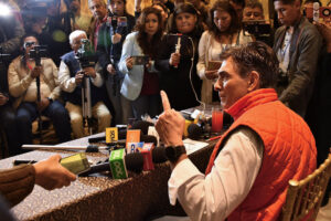 El senador opositor y candidato presidencial de Bolivia por el Partido Demócrata Cristiano, Rodrigo Paz, habla durante una rueda de prensa este jueves, en Cochabamba (Bolivia). . EFE/Jorge Ábrego