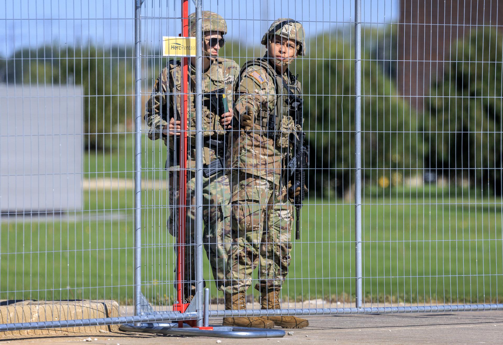 Personal militar de la Guardia Nacional patrulla en el Centro de la Reserva del Ejército de EE.UU. en Elwood, Illinois, el 9 de octubre de 2025. EFE/CRISTOBAL HERRERA-ULASHKEVICH
