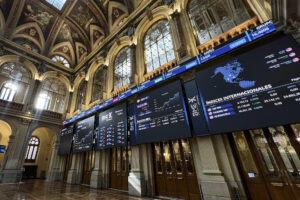 Vista general del parqué madrileño de la Bolsa este jueves que cierra con un descenso del 0,6 % y pierde los 15.600 puntos hasta situarse en los 15.584,8 enteros.  EFE/ Altea Tejido