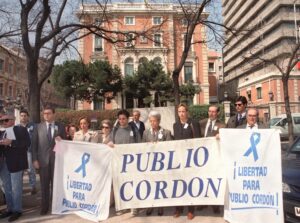 Imagen de archivo de una concentración en recuerdo del empresario español Publio Cordón secuestrado el 27 de junio de 1995 por los GRAPO. EFE/Mondelo/aa