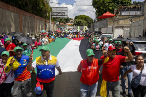 Personas sostienen una bandera de Palestina durante una manifestación en apoyo a Palestina este 7 de octubre de 2025, en Caracas (Venezuela). EFE/ Miguel Gutiérrez