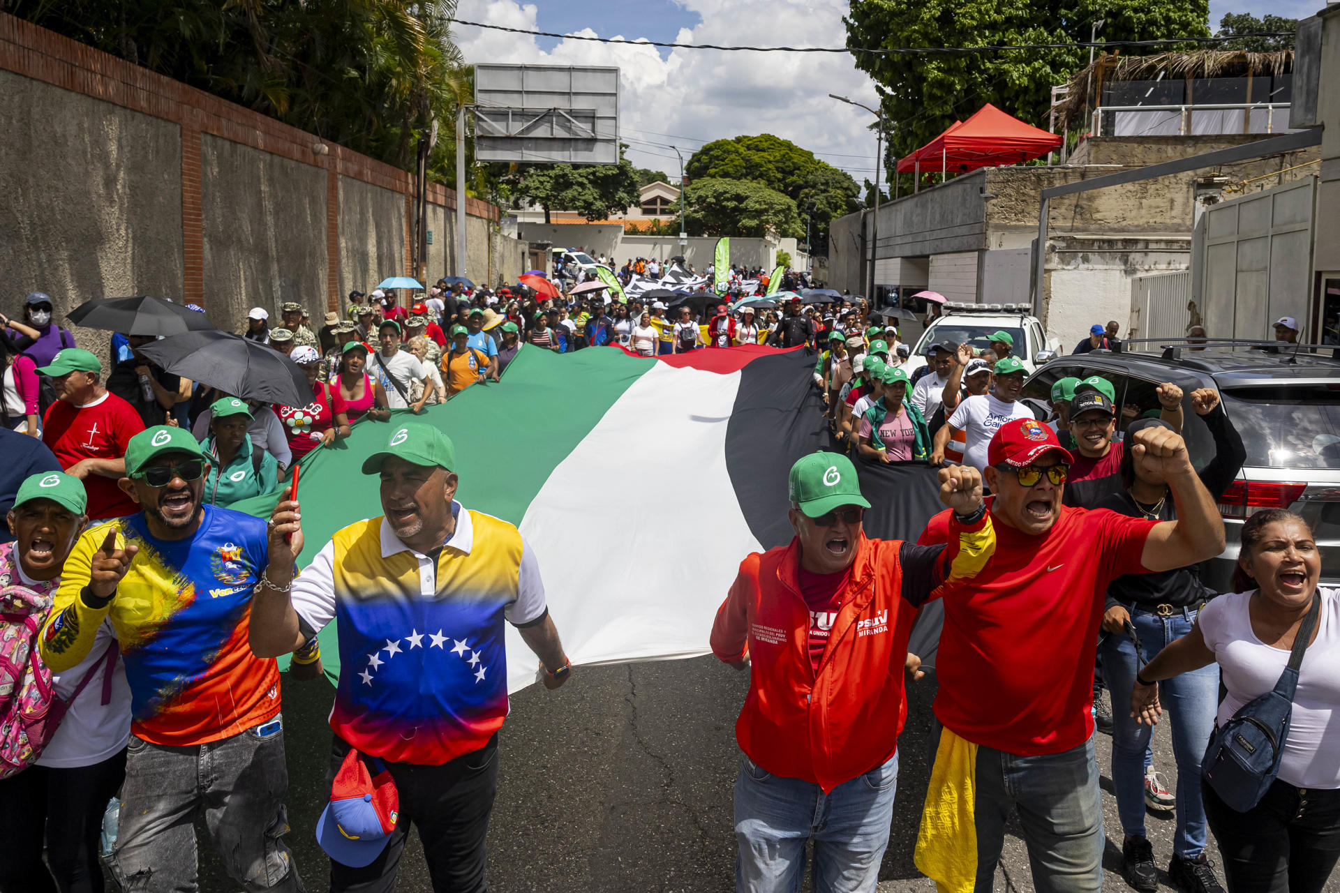 Personas sostienen una bandera de Palestina durante una manifestación en apoyo a Palestina este 7 de octubre de 2025, en Caracas (Venezuela). EFE/ Miguel Gutiérrez