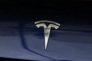 Fotografía de archivo del logo Tesla. EFE/EPA/CAROLINE BREHMAN