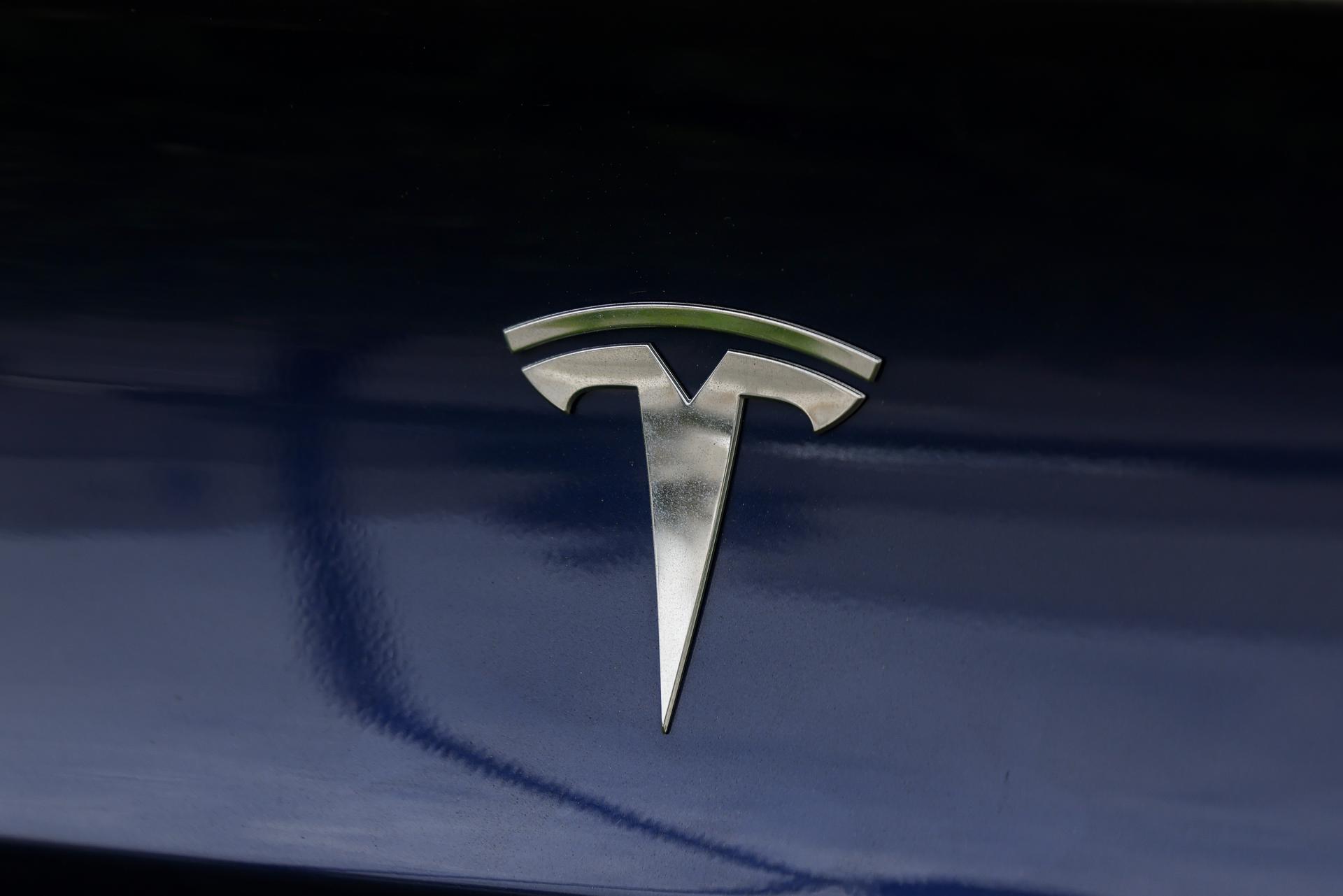 Fotografía de archivo del logo Tesla. EFE/EPA/CAROLINE BREHMAN
