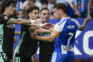 El centrocampista del Espanyol Javier Puado, durante el partido de la jornada 8 de LaLiga EA Sports entre le Espanyol y el Betis, este domingo en el RCDE Stadium en Barcelona.-EFE/ Enric Fontcuberta