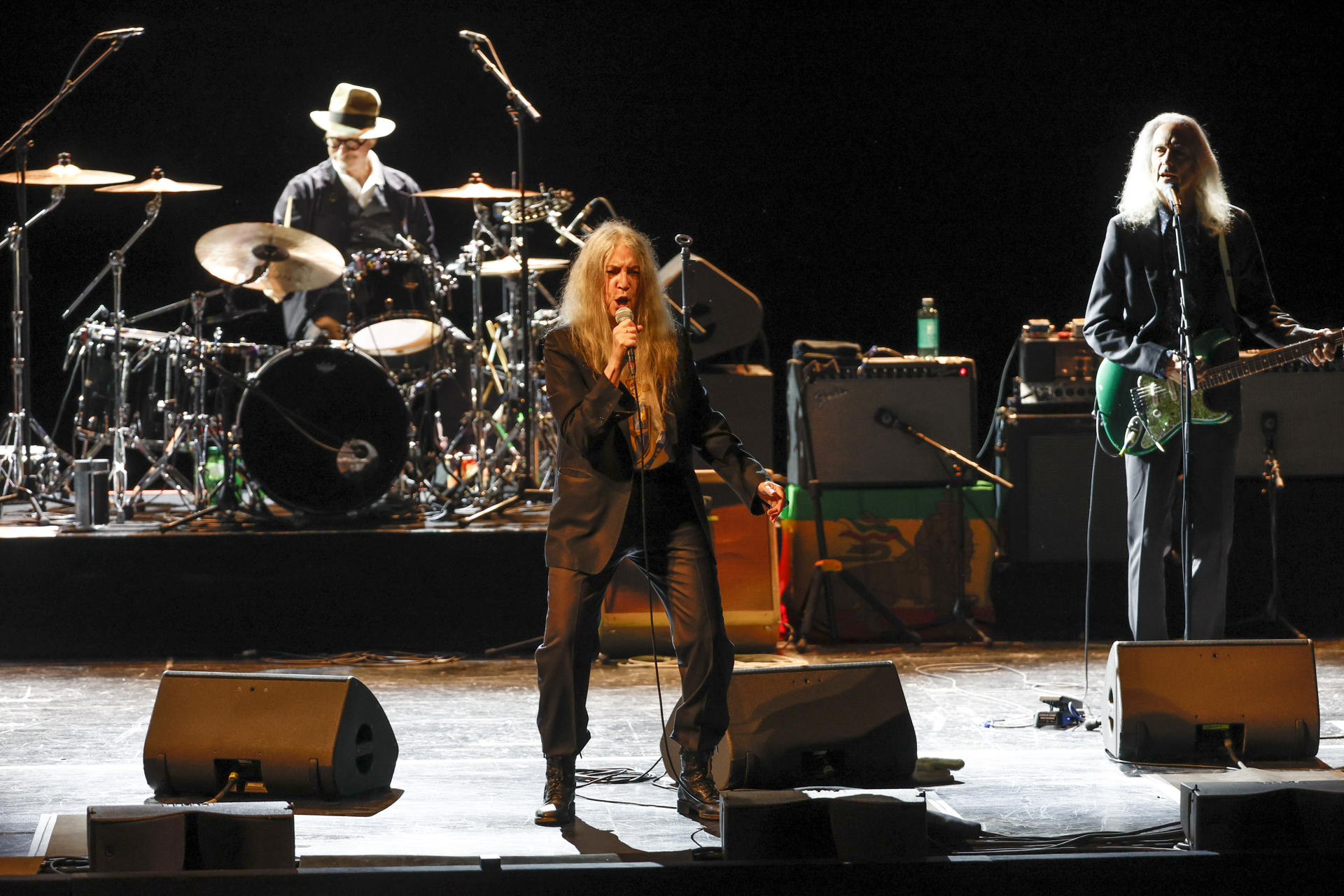 - La cantante, compositora y escritora estadounidense Patti Smith durante el concierto que ofrece hoy miércoles en el Teatro Real, en Madrid, con el que conmemora el 50 aniversario de su icónico álbum ‘Horses’. EFE/JuanJo Martín
