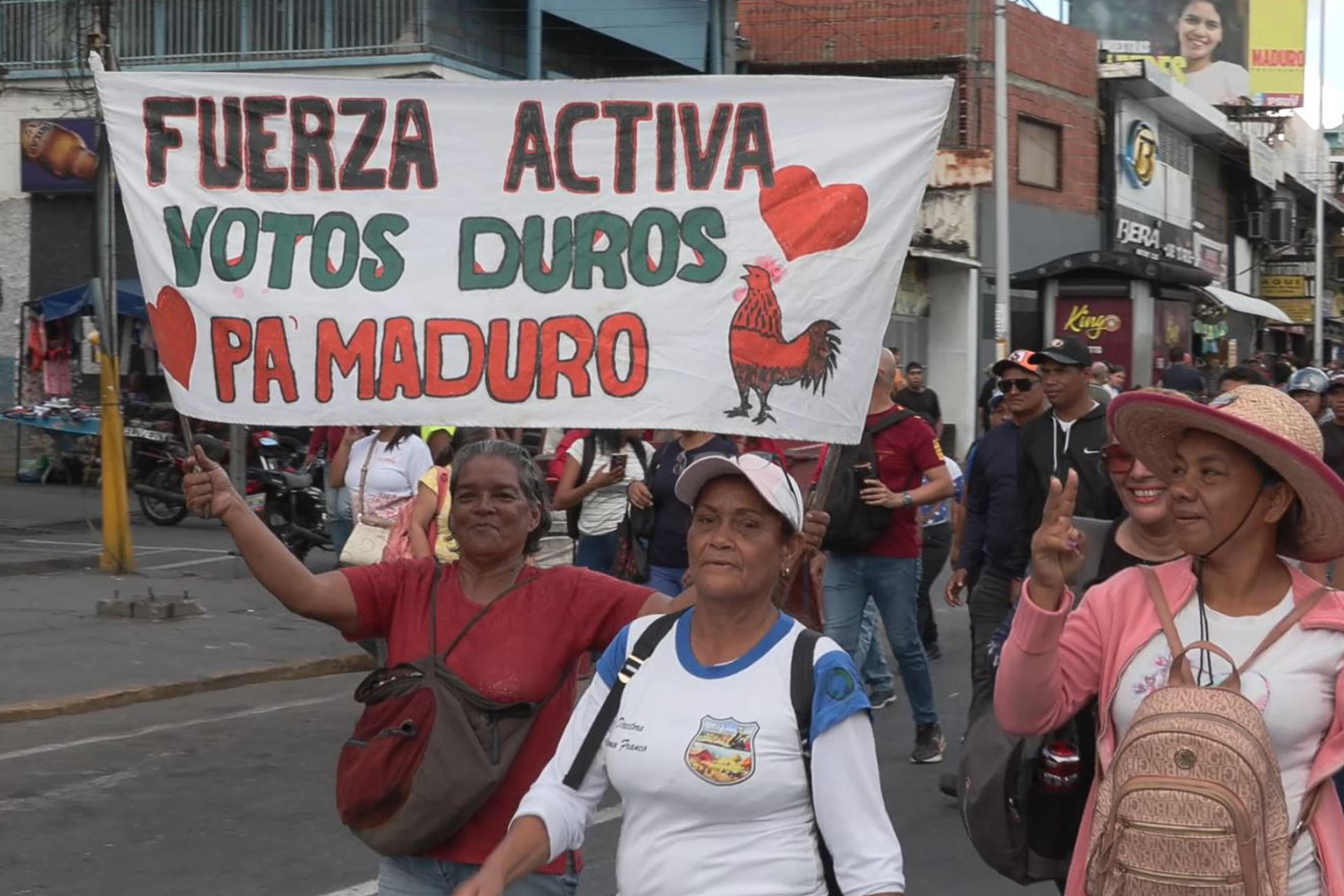 Captura de video que muestra una mujer sosteniendo un cartel durante una movilización este lunes, en Caracas (Venezuela). EFE/ Iván Cárdenas