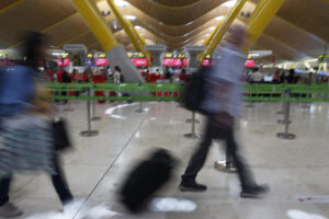 Vista de la T4 del aeropuerto Madrid-Barajas. EFE/ Fernando Alvarado