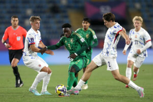 Talal Haji (c) de Arabia Saudita disputa el balón con Luca Høyland (d) de Noruega este domingo, en un partido del grupo F de la Copa Mundial Sub-20 en el estadio Codelco El Teniente, en Rancagua (Chile). EFE/ Ailen Díaz