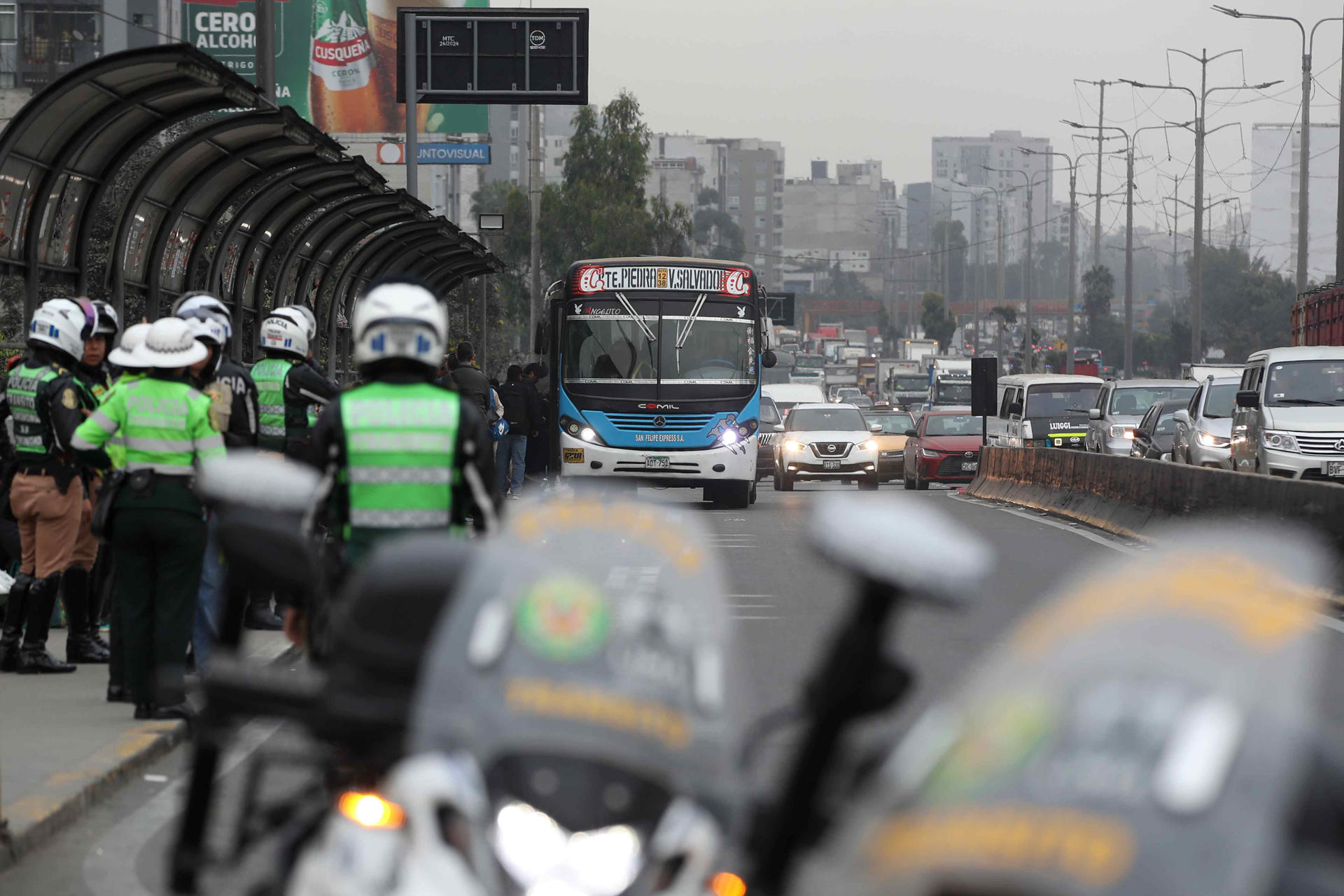Policías custodian un bus de servicio público este lunes, en Lima (Perú). EFE/ Paolo Aguilar
