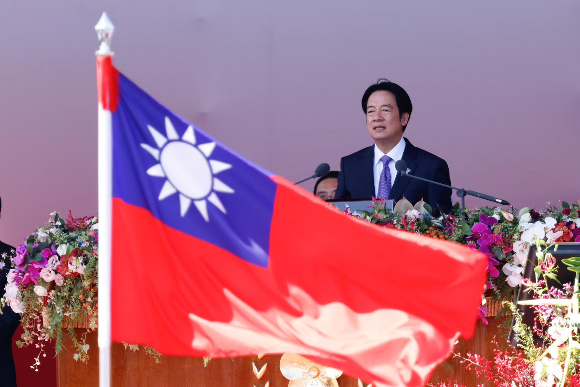 El presidente de Taiwán, William Lai, pronuncia un discurso durante las celebraciones del Día Nacional de Taiwán frente al edificio de la Oficina Presidencial en Taipéi, Taiwán, el 10 de octubre de 2025. EFE/EPA/RITCHIE B. TONGO