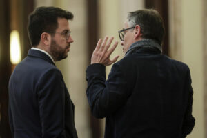 El presidente de la Generalitat, Pere Aragonès,(i), conversa con el diputado de ERC, Josep Maria Jovè (d), en marzo de 2023. EFE/Quique García